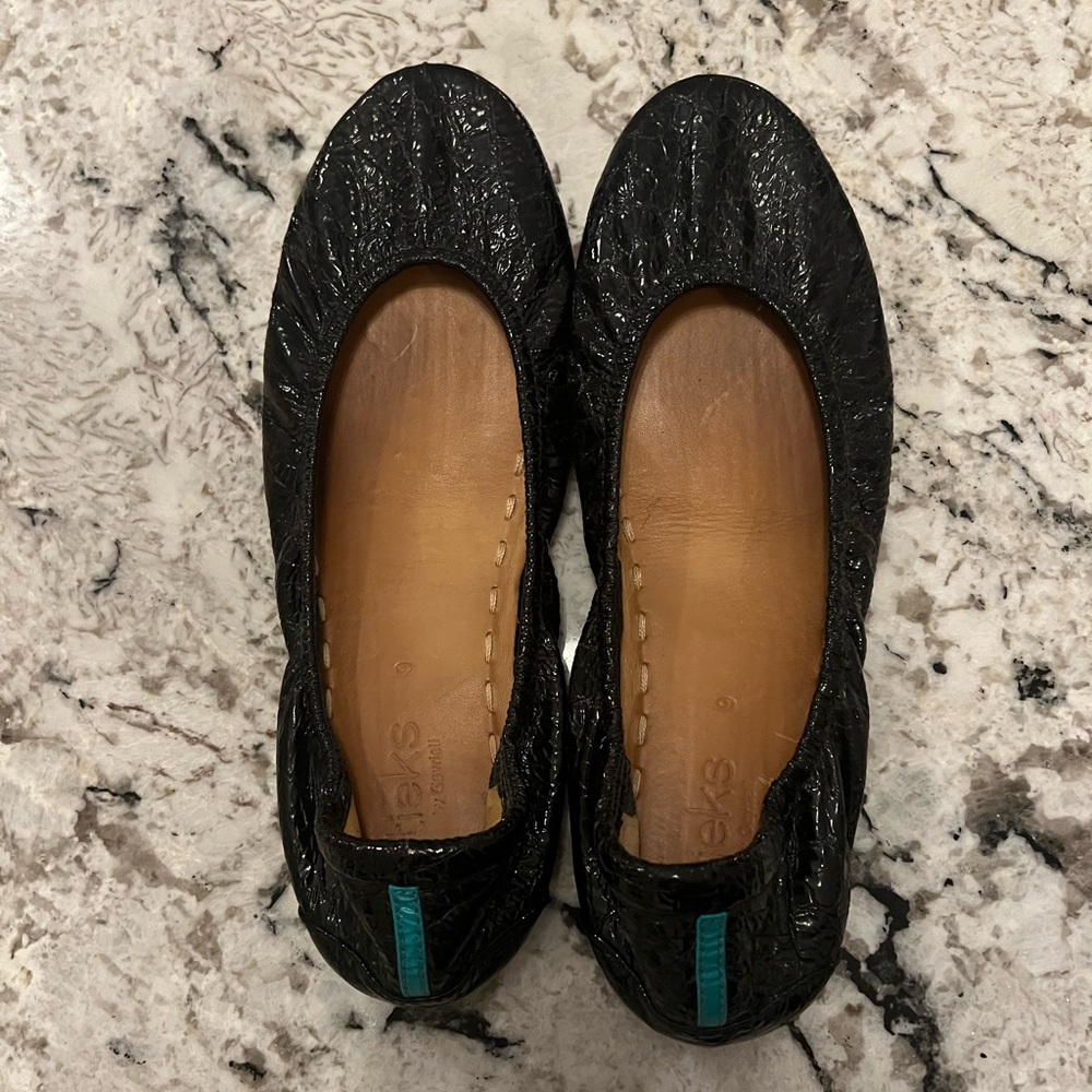Tieks size 9 super cute black ballet flat!